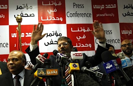 エジプト大統領選での勝利を宣言ムスリム同胞団のモルシ氏.jpg