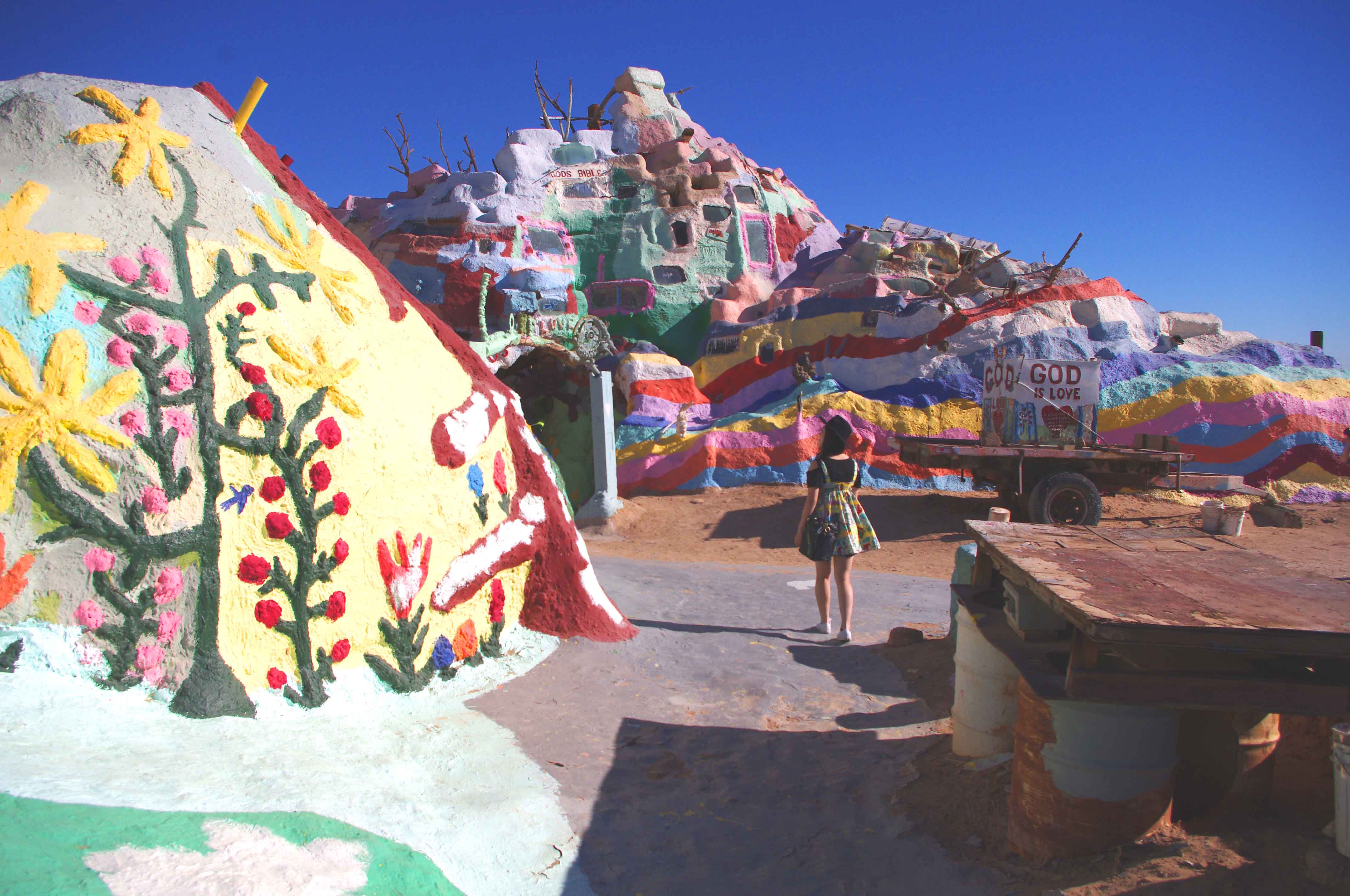砂漠の中で愛を誓う 大人気サルベーションマウンテン カリフォルニア旅行を100倍楽しむ方法 楽天ブログ