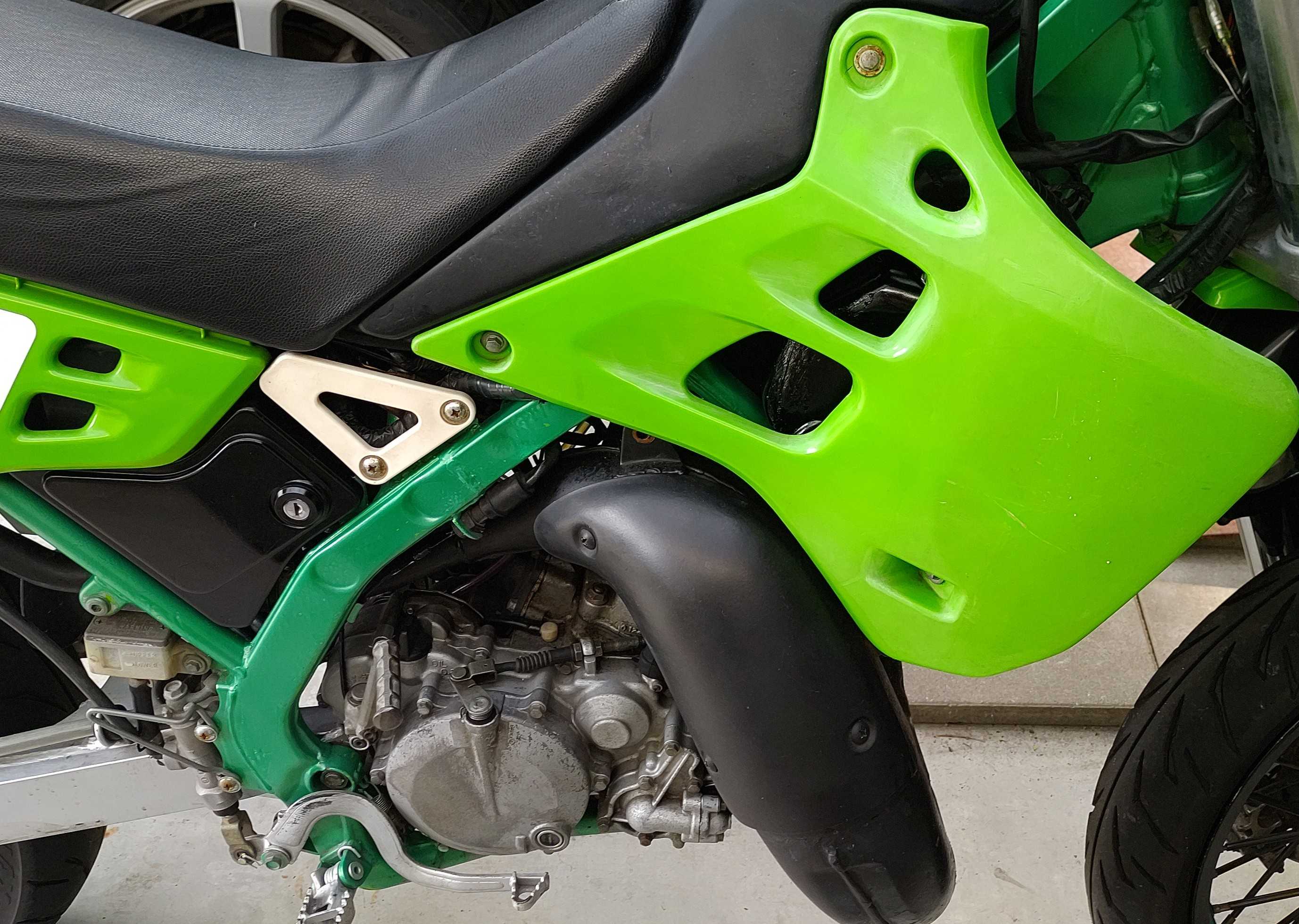 KDX125 2ストオイルタンク+ツールボックス黒塗装&チャンバーステー自作 | ぺこぺこ日記 ドケチ男の備忘録 - 楽天ブログ