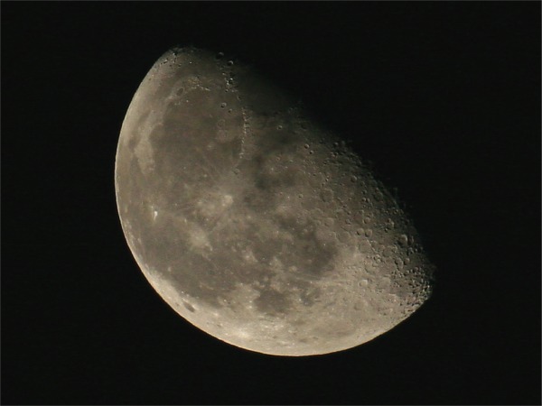 IMG_6255 6日23時 下弦の月.jpg