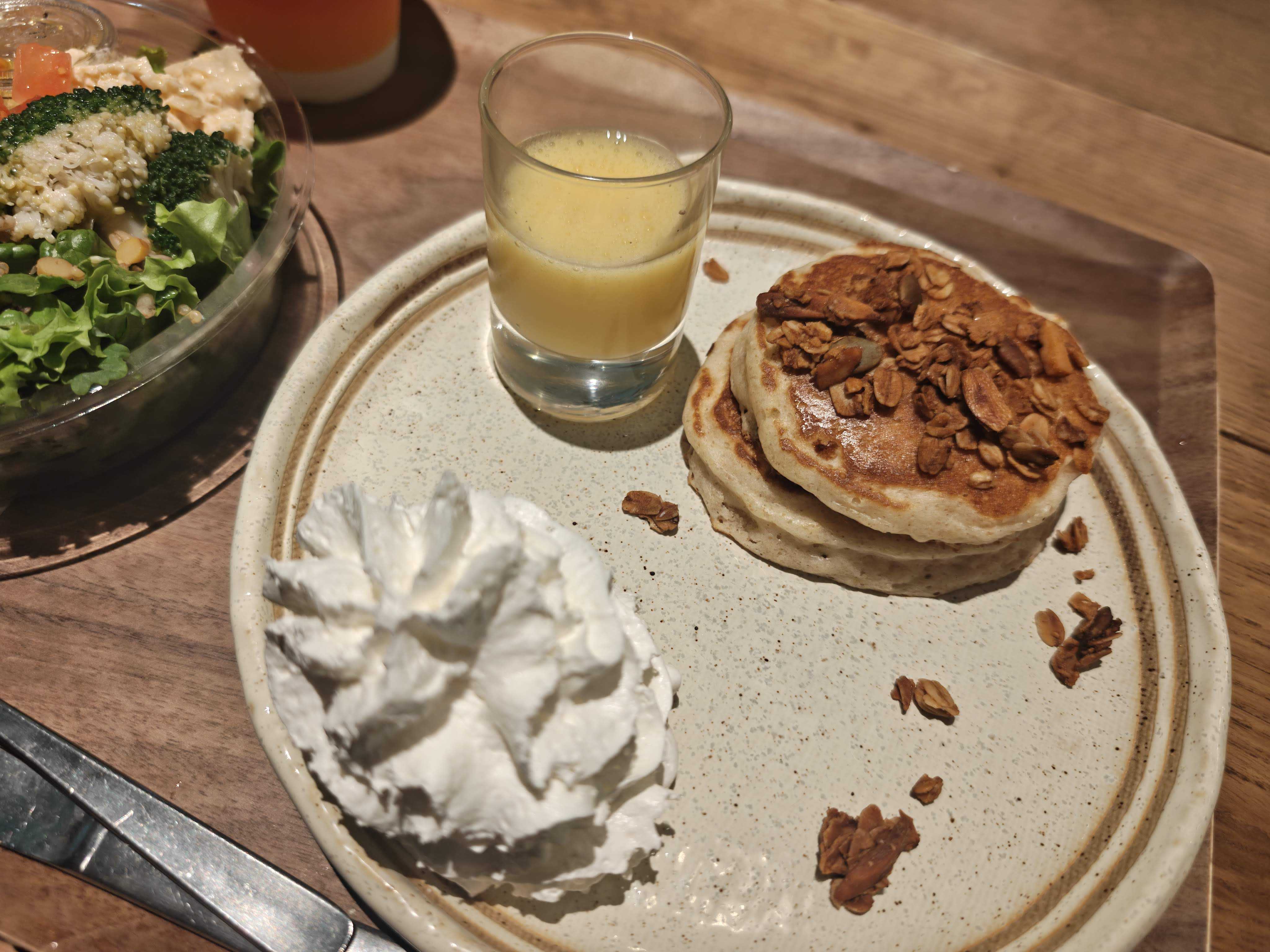 津田沼駅カフェ　KNOWS COFFEEイオンモール津田沼 オレンジソースパンケーキ、チキン＆雑穀サラダ