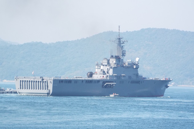 輸送艦４００１「おおすみ」