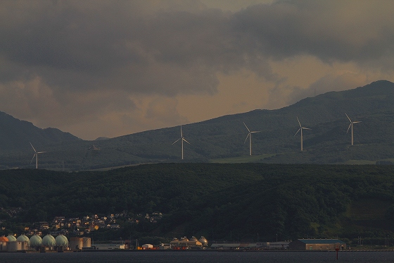 室蘭山と風力発電.jpg