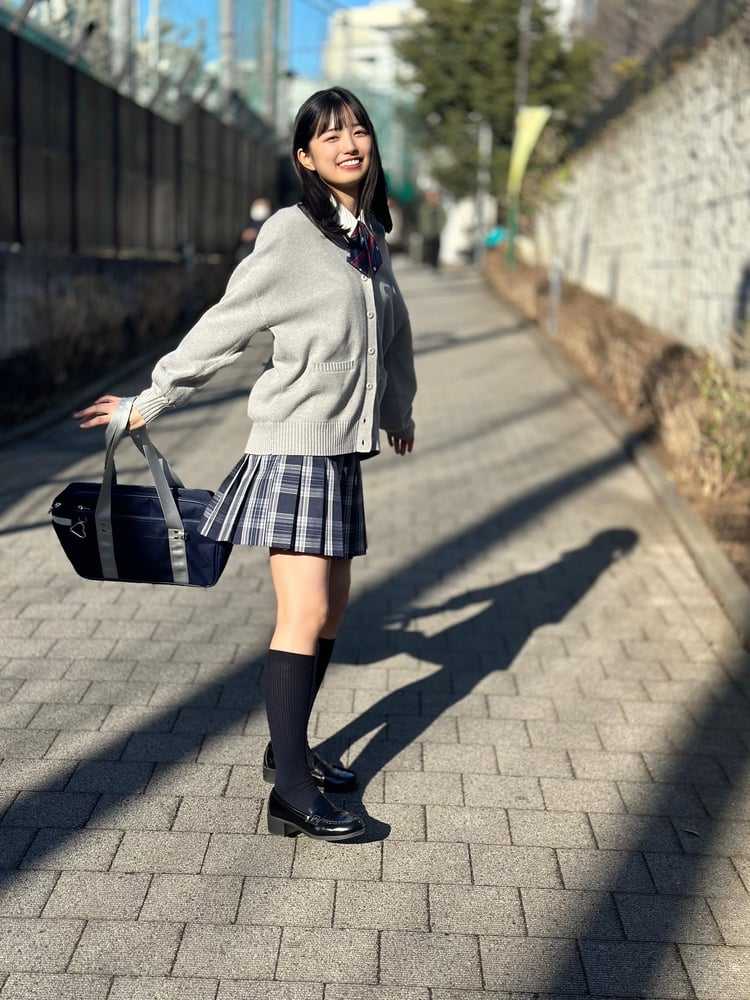 ☆乃木坂46♪5期生；五百城茉央、制服姿や肩見せワンピで