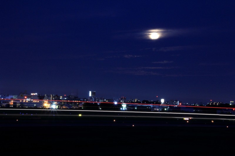 スーパームーン_007離陸機光跡と鱗雲.jpg