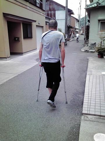 松葉杖で外歩き.JPG