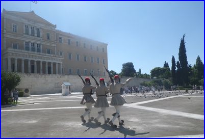 120619ギリシャ国会衛兵交代