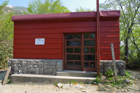 熊穴沢避難小屋