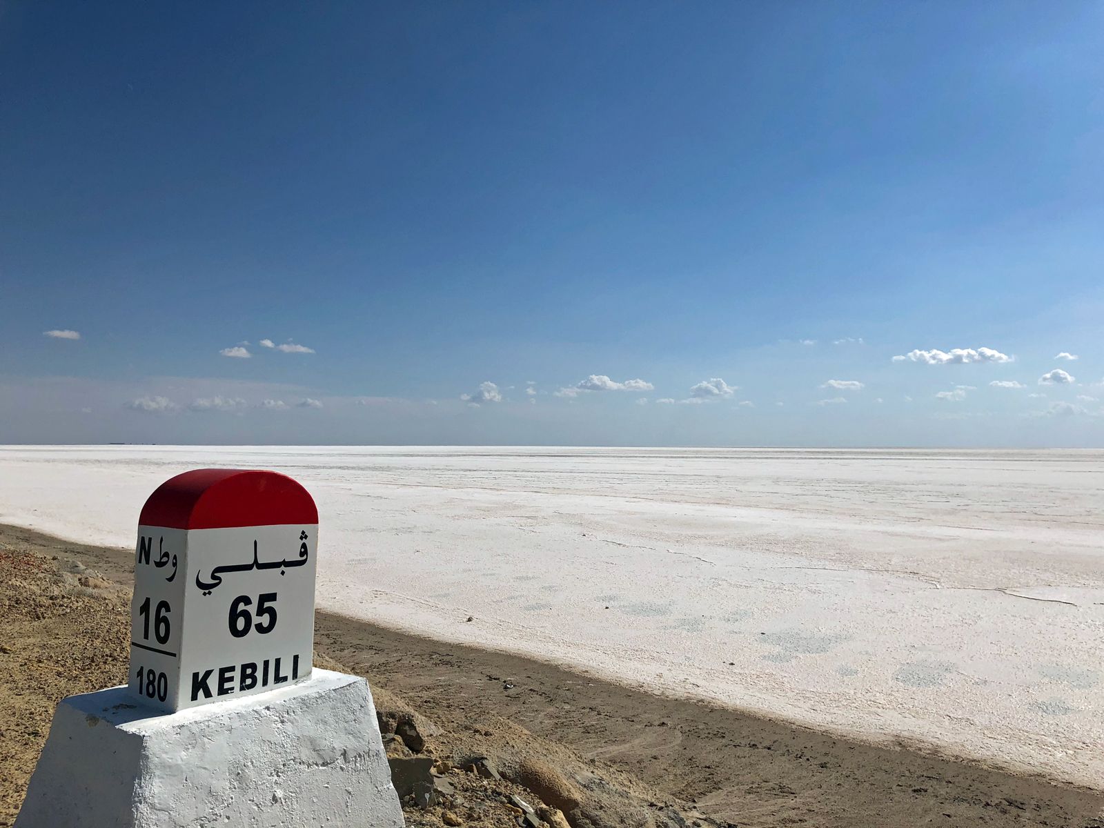 チュニジア 塩の結晶に覆われているジェリド湖 赤い砂漠の広がるクサールギレン あしたの風 楽天ブログ