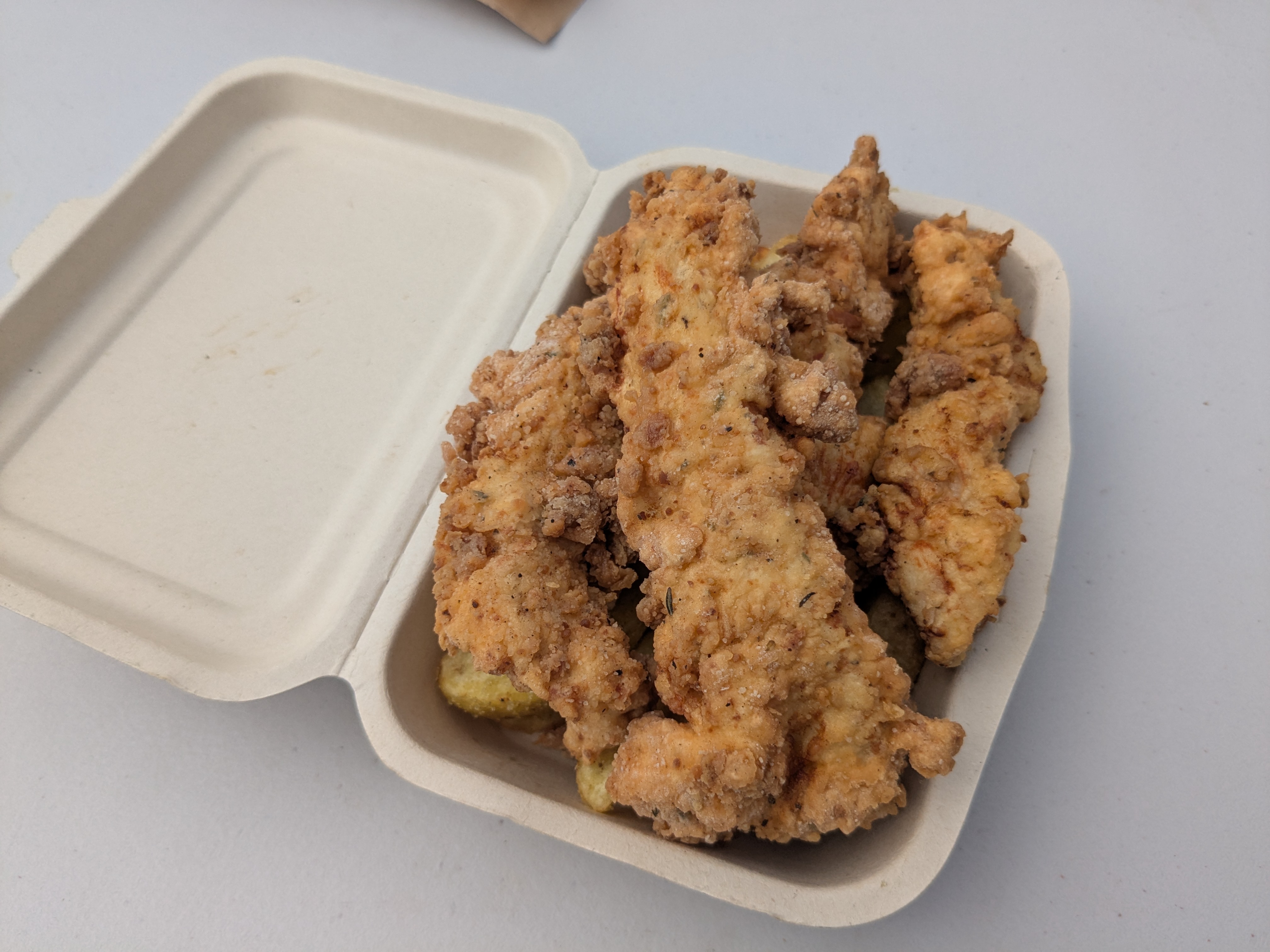 勝浦東急ふれあいフェスタ　クイーンズバーガーのキッチンカー　チキン＆チップス