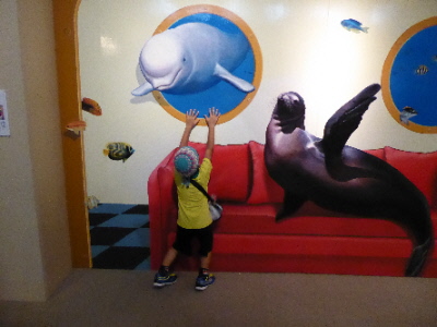 船室の窓から飛び出すアート