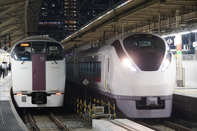 185系 修学旅行と回送の 離合6