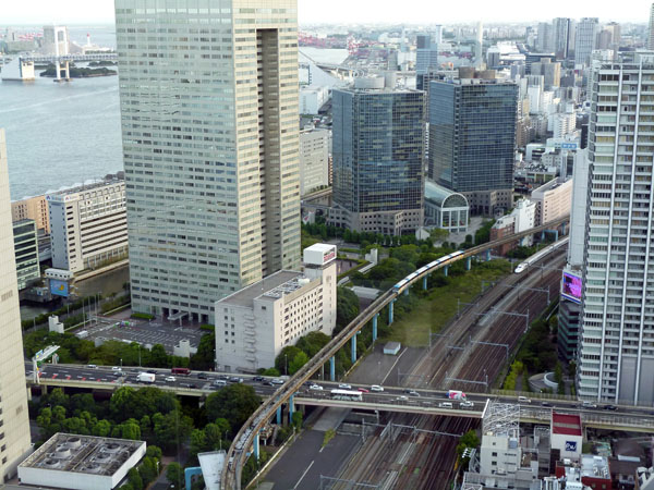 交差する高層道路