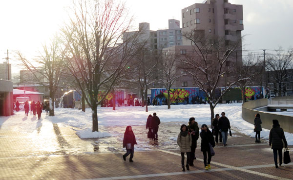 6 札幌 ツアートラック 2日目 3台.JPG