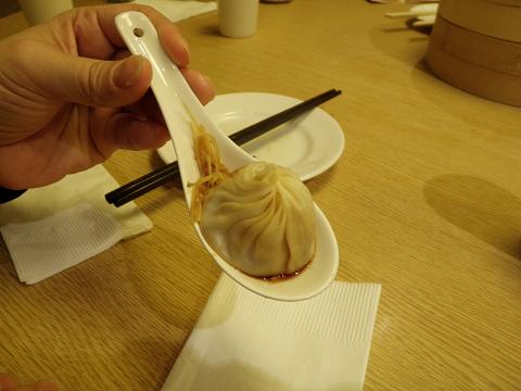 セット２　小龍包　レンゲに生姜をのせて