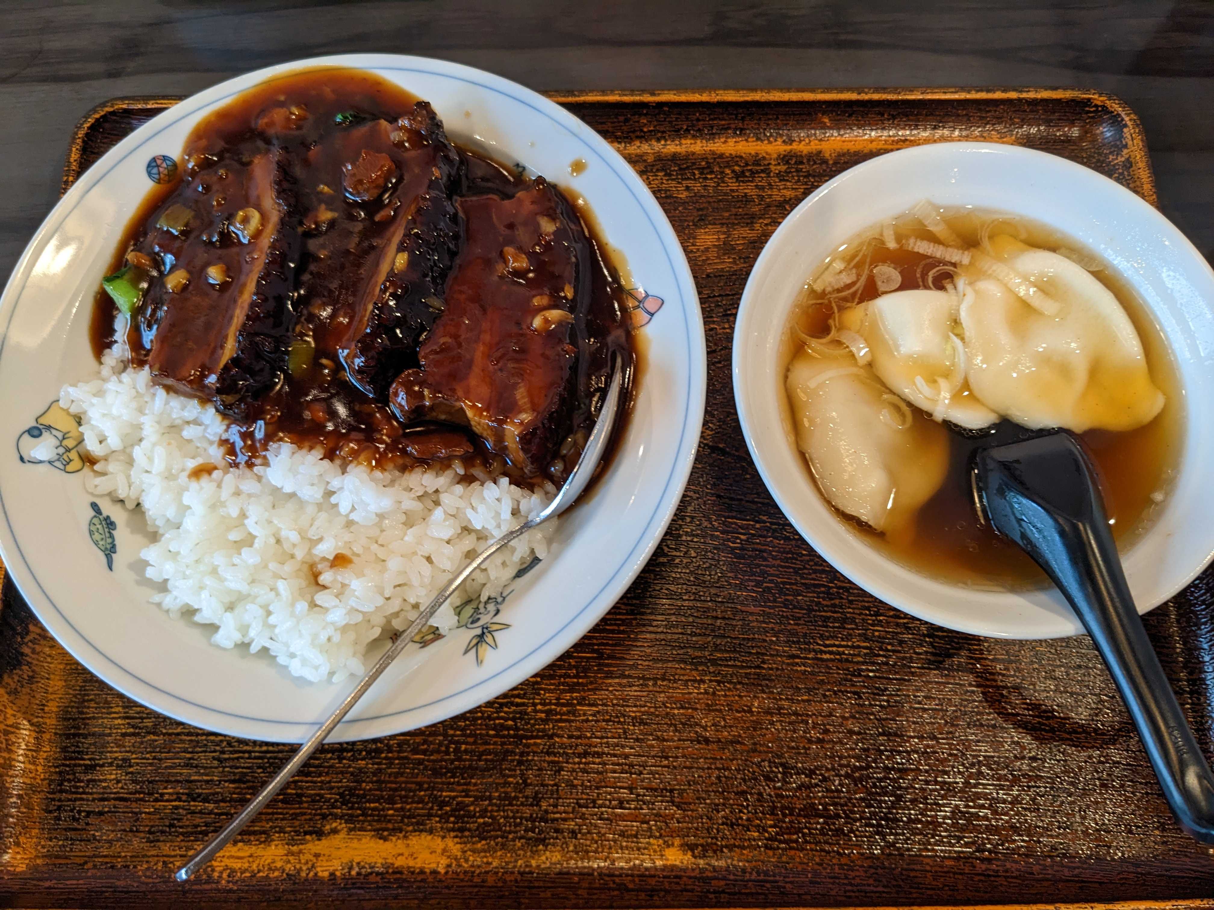 百楽門のランチ　台湾風角煮丼＋水餃子スープセット