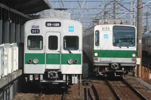 東京メトロ 5000系と並ぶ車両