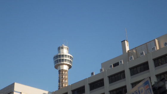 青空の下のマリンタワー.jpg