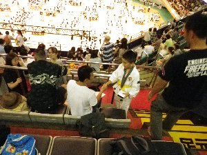 メダルを先生に報告中