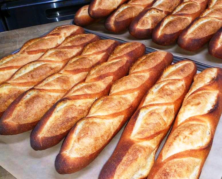 ラグナ自慢のフランスパンが香ばしく♪