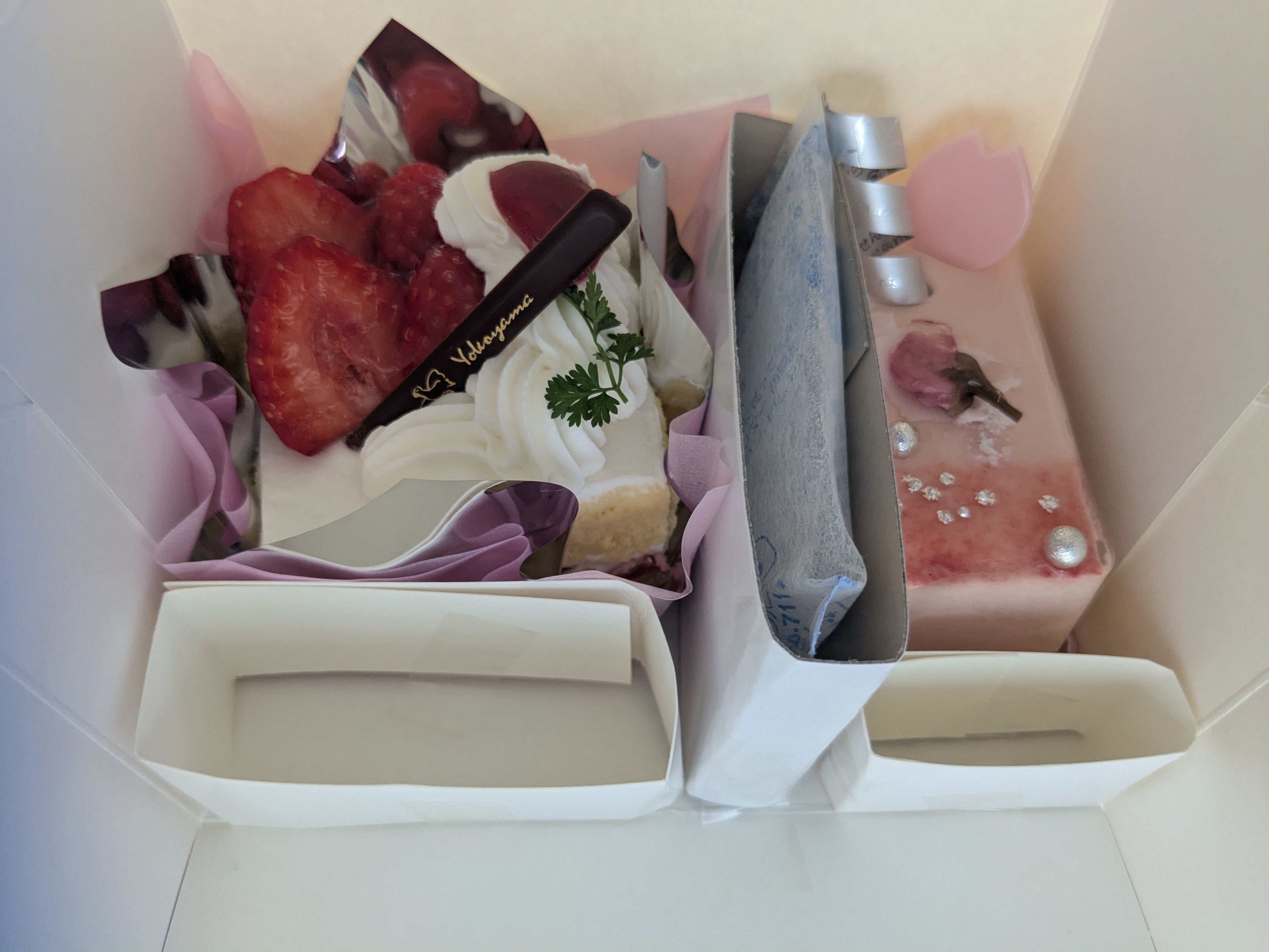 千葉県習志野市ケーキ屋　ル·パティシエ·ヨコヤマ 谷津店　あまおう、桜のレアチーズ