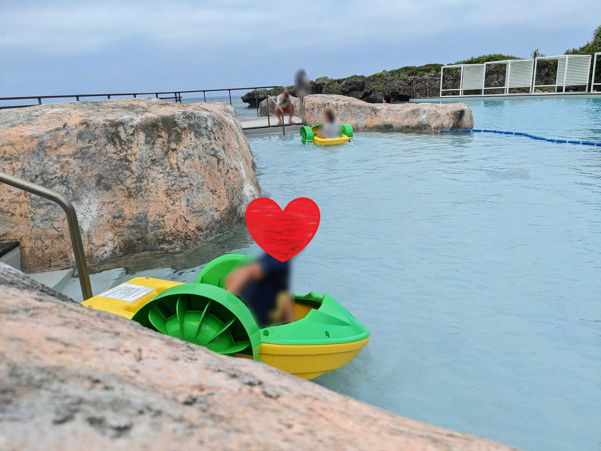 ハイアットリージェンシー瀬良垣アイランド沖縄で子供とプール　子供用の船