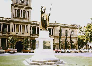 ハワイ州庁前に建つカメハメハ大王像