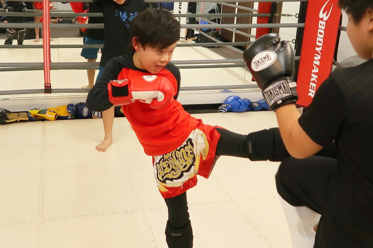 ムエタイ 小学二年生 おっきいお兄さんともスパーリング キックボクシング フィットネス 久喜 尚武会 Shobukai Gymのブログ 楽天ブログ