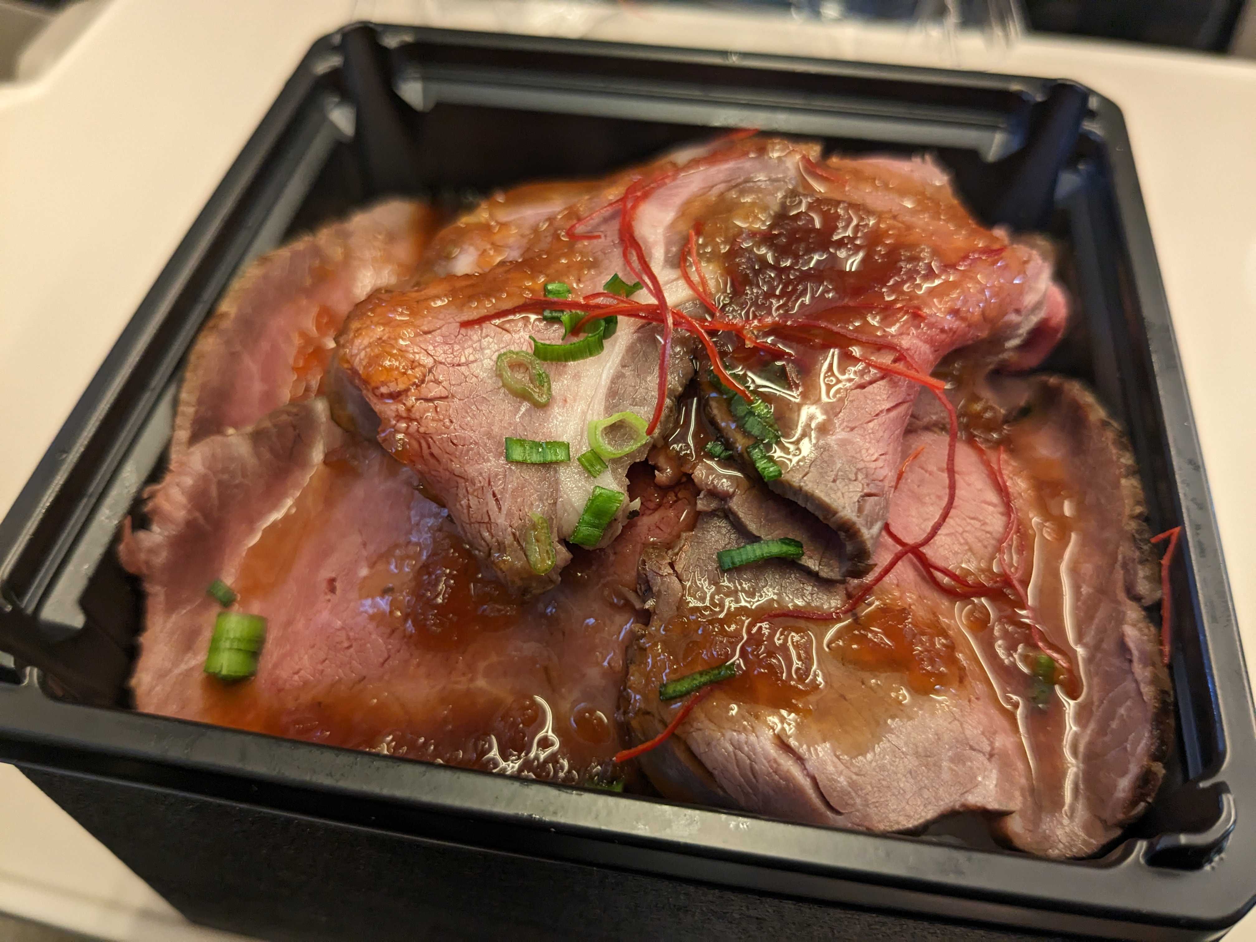 東京駅で購入したお弁当　米沢牛 真喜屋の国産ローストビーフ丼
