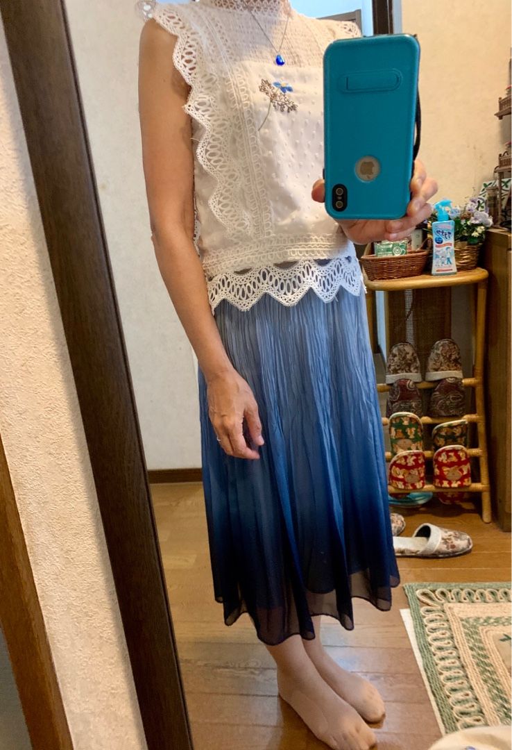 青い花 茶色の葉を刺繍した白レースのプルオーバー 青のグラデーションのスカート ひざ下ストッキング 緑のサンダル 青 のガラスのネックレス 紫 ピンクのヘアバンド 白に青の紫陽花の刺繍のマスク 青いカーディガン 卓球には 青 水色のダイヤ柄卓球ウェア 青