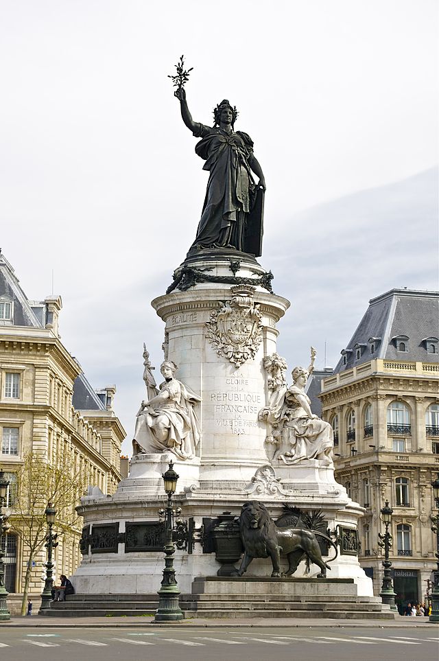 パリ共和国広場の彫刻