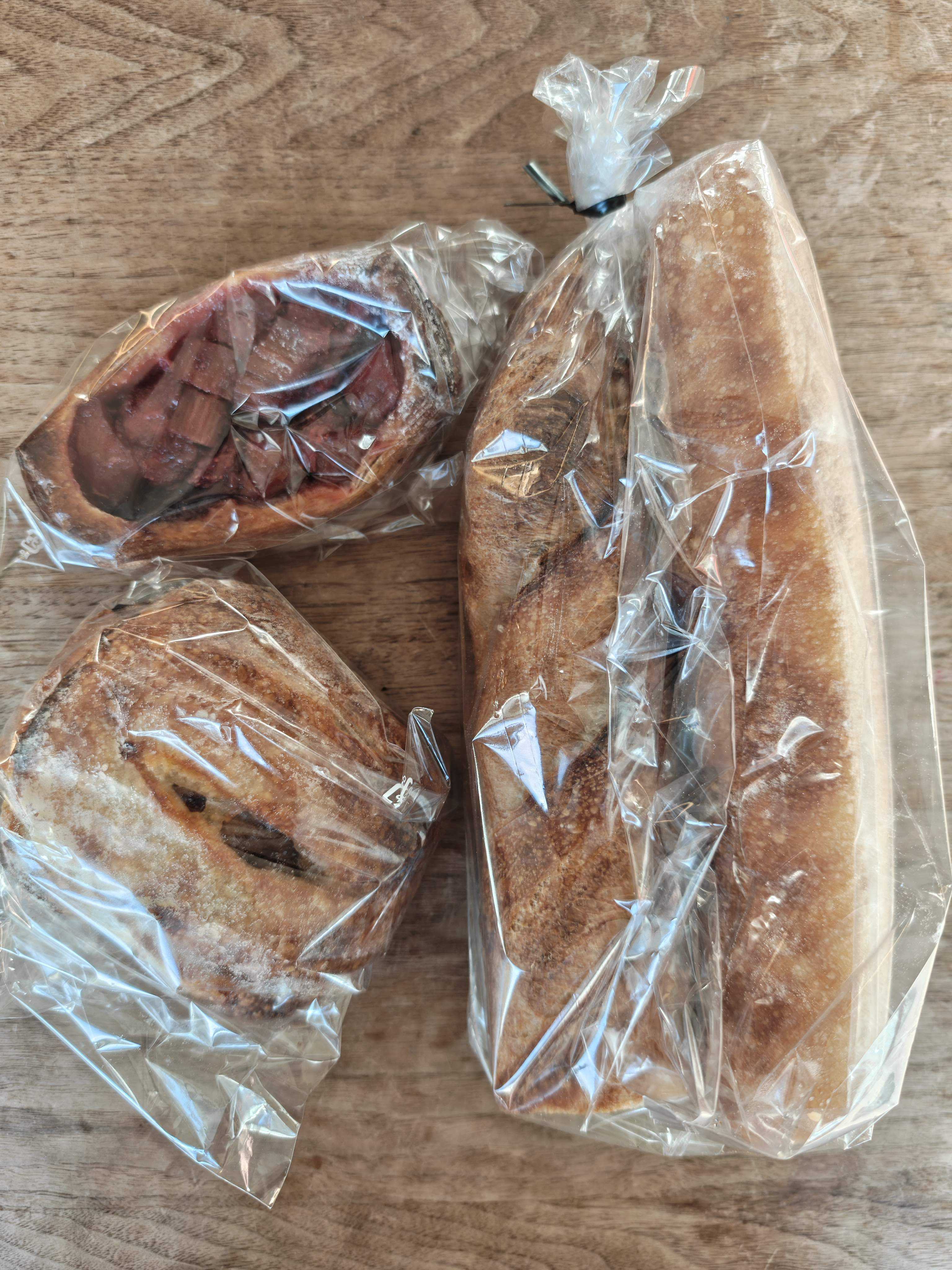 有楽町　パン屋　ル・プチメック 日比谷店　ルバーブのデニッシュ、ごぼうとグリュイエール、バゲット＆リュスティック食べ比べ