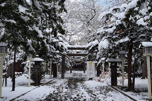 近くの神社境内