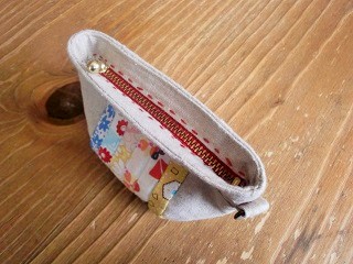 ファスナーチビころ　赤　刺繍糸