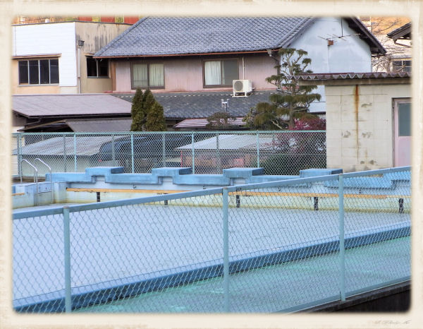 凍ったプール