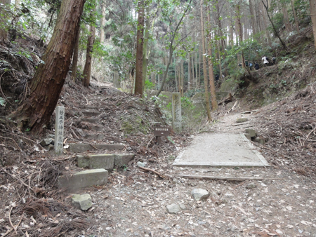 新島襄・八重の墓道中