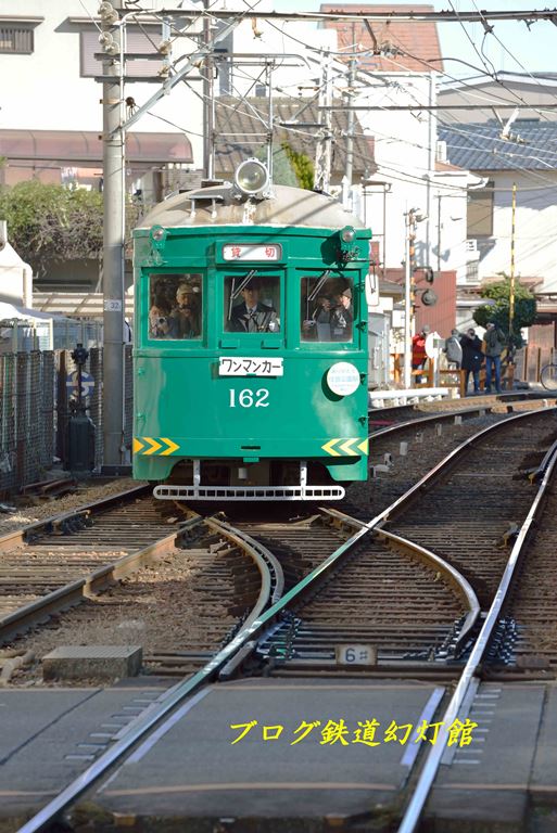 渡り線を通過するモ162号車