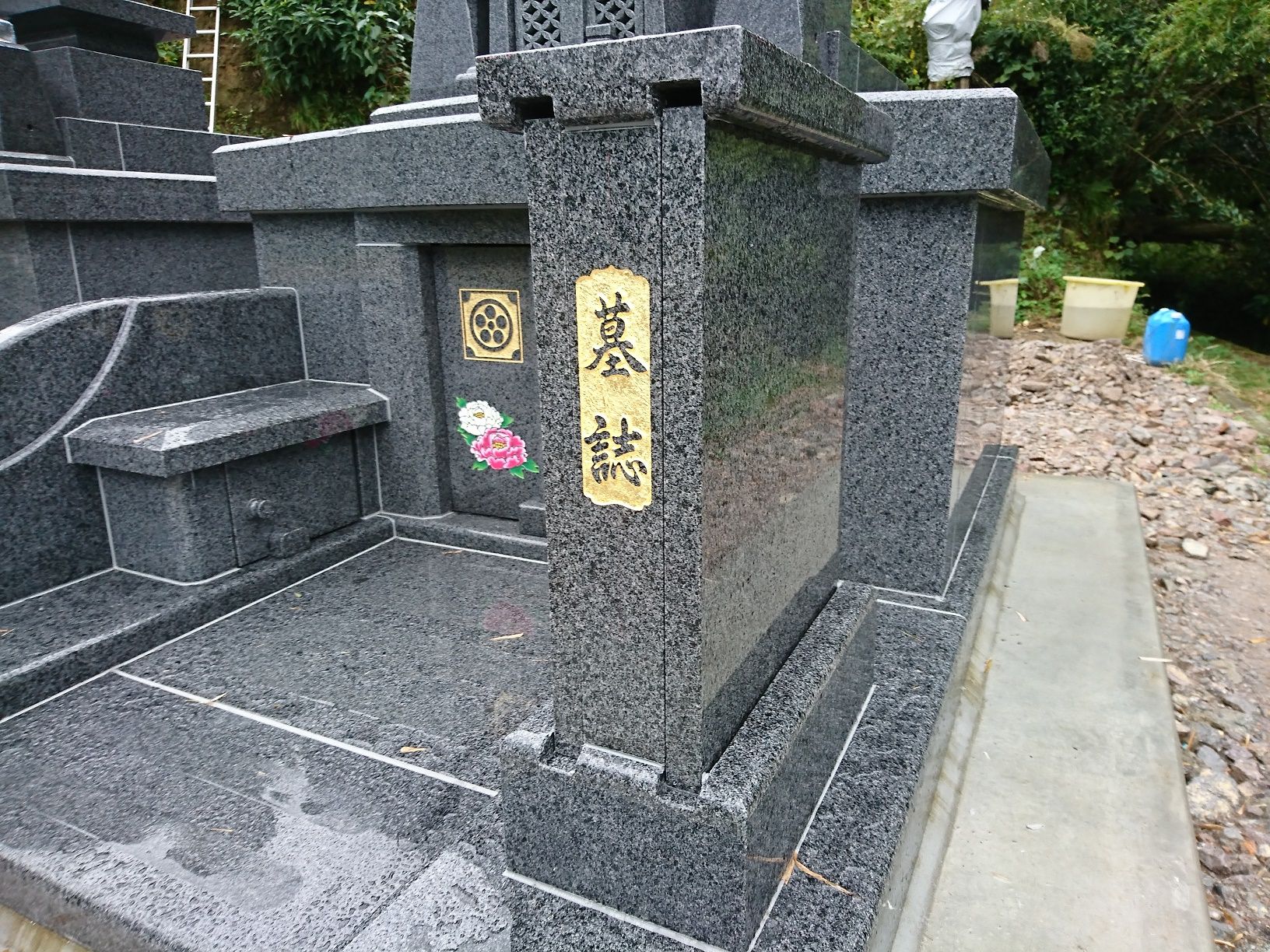 差し込み式の墓誌、板材取り付けに悪戦苦闘(^^;) | 熊本・天草・松島の石屋(浦田石材彫刻店) - 楽天ブログ