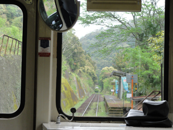 予土線駅に到着