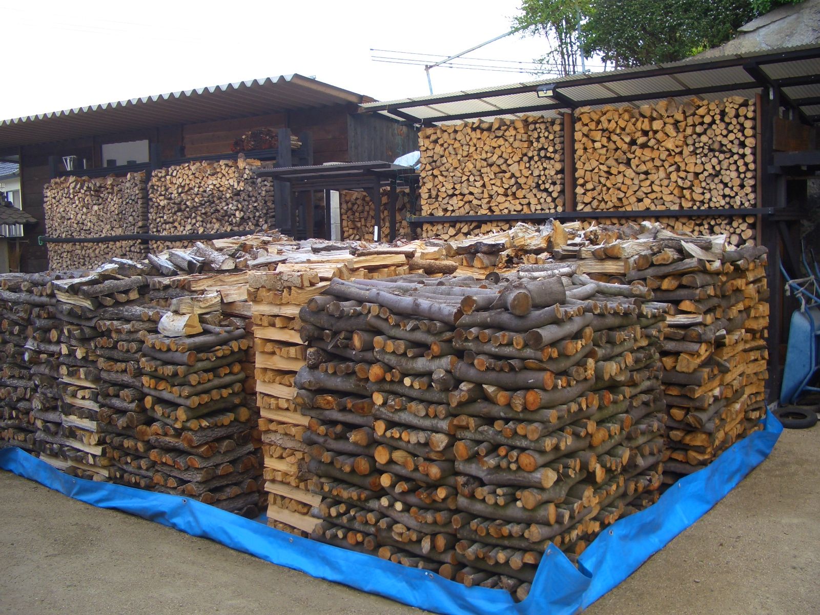 雨曝し乾燥薪を薪小屋に収納し始めたが 古民家ライフスタイル 楽天ブログ