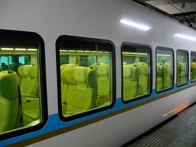 近鉄特急　しまかぜ（京都駅）