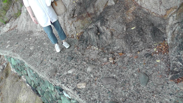 竹島の遊歩道　大きな石が埋め込まれている