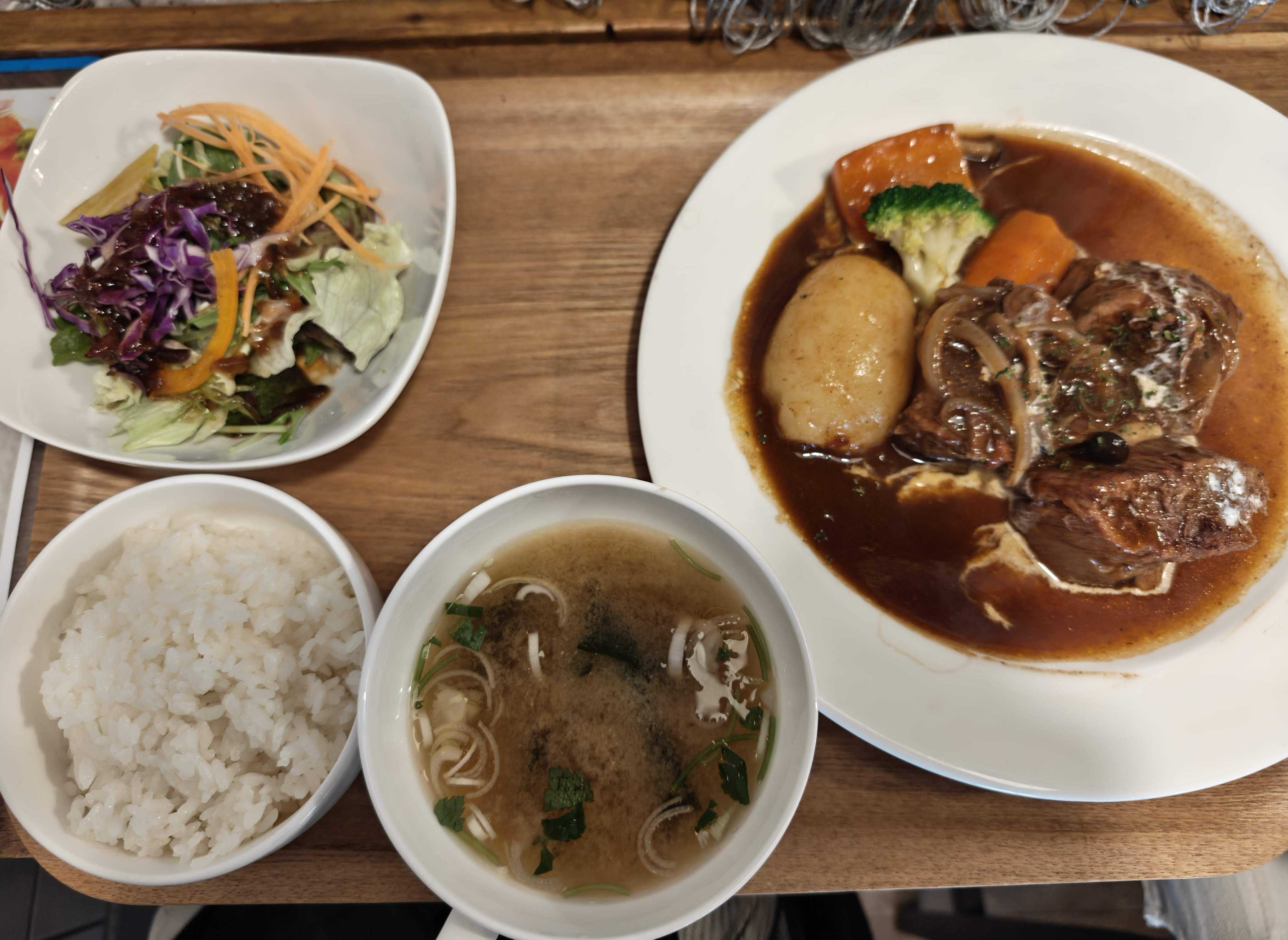 虎ノ門　トラデリ アジアン ひとりランチ　厚切　極旨牛タンシチュー