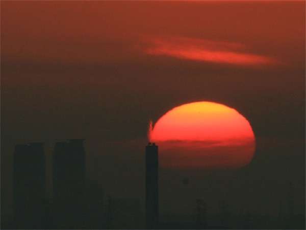 IMG_6571煙突に夕陽.jpg