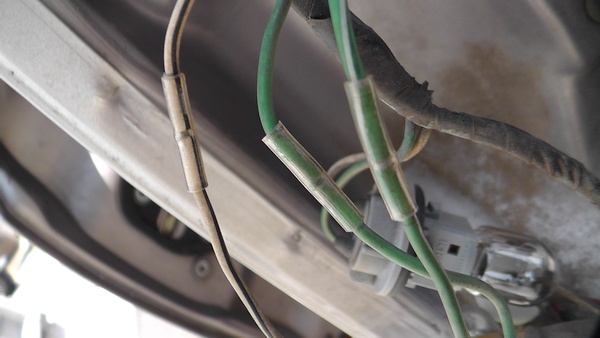 傷ついた配線を絶縁テープで保護　タウンエースノアのリヤコンビランプを交換