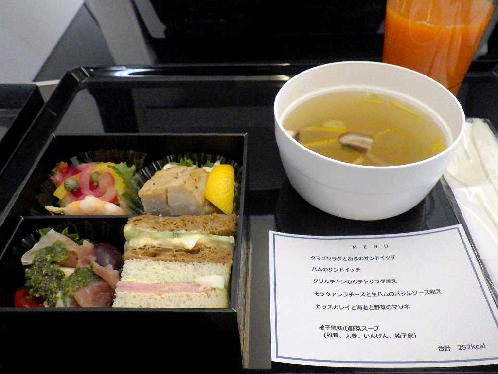 沖縄磯採集2019年9月上旬3　プレミアムクラスの機内食