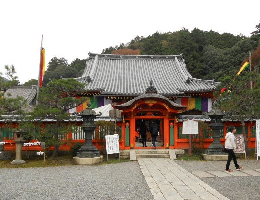 2015-11 山科毘沙門堂唐門と本堂.jpg