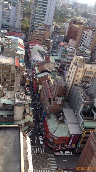 2015-01-03 ホテル屋上庭園より　台北市内２