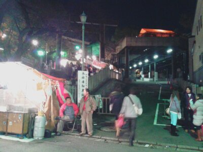 伊勢山皇大神宮2013新年・鳥居手前