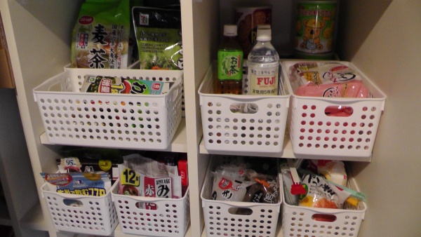 バスケットで小分けすることでスッキリした庫内